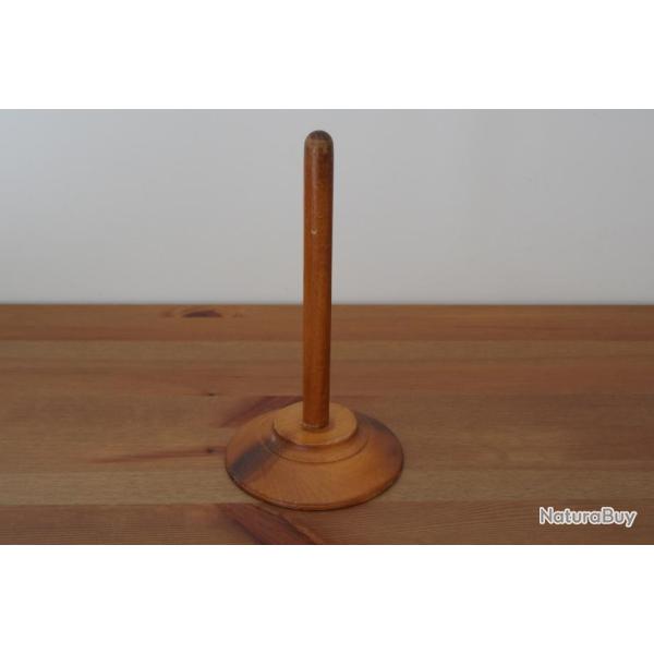 Socle en bois brun de prsentation coiffure casquette casque