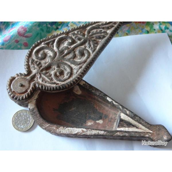 vintage boite chinoise ou ethnique en bois sculpt� � la main