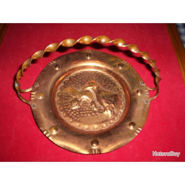 coupe en m�tal cuivr�e th�me chasse , chien �pagneul -setter et faisan , d�cor animalier