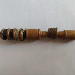 OBJET DU POILU COUSETTE EN BUIS  AVEC LE DE A COUDRE OPEX INDO ALGERIE LEGION ETANGERE VERDUN