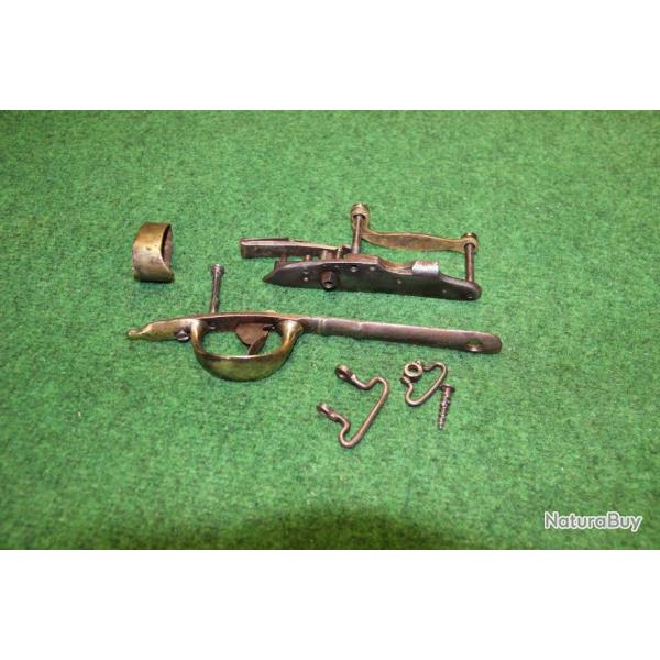 platine de mousqueton  an  9 et   pieces   diverses  manufacture de  SAINT ETIENNE