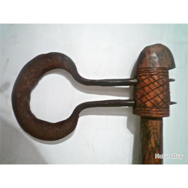 Hache  ancienne bois et m�tal