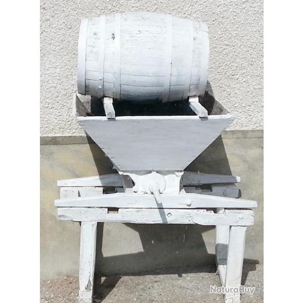 Fouloir  raisin et fruits avec table et tonneau, pouvant servir de dcoration