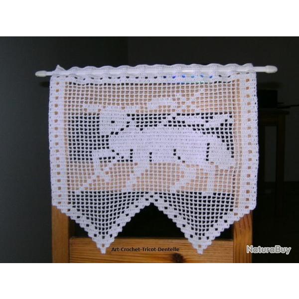 Agneau Pascal rideau brise-vue fanion  dentelle crochet fait main. D�coration textile en coton.
