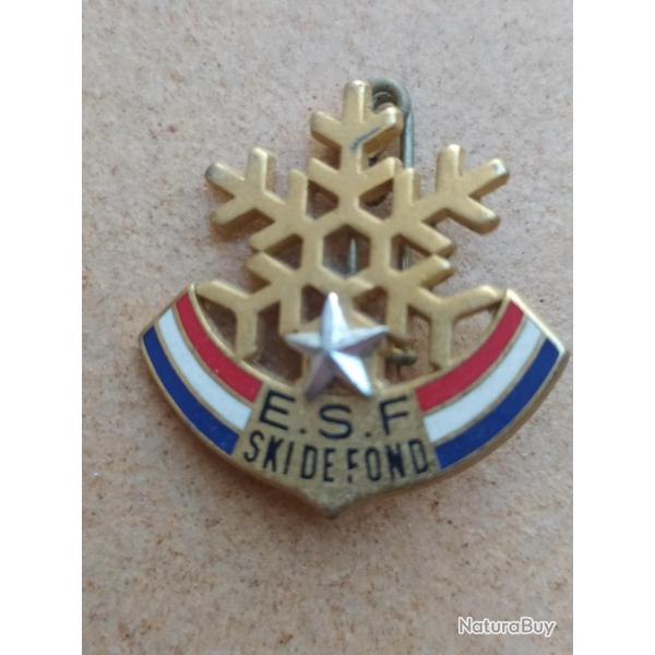 BROCHE ECOLE DE SKI FRANCAIS FLOCON AVEC UNE ETOILE  ESF SKI DE FOND  FABRICANT DECAT
