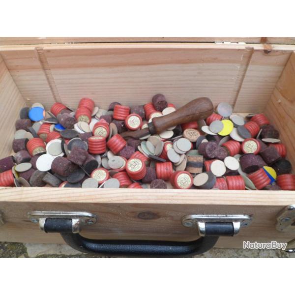 superbe malette en bois ancienne contenant des bourres et ronds de fermeture pour rechargement