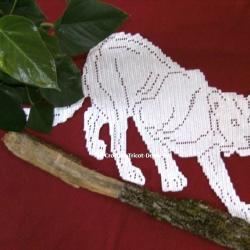Art textile animalier : Panth&egrave;re dentelle de crochet fait main.