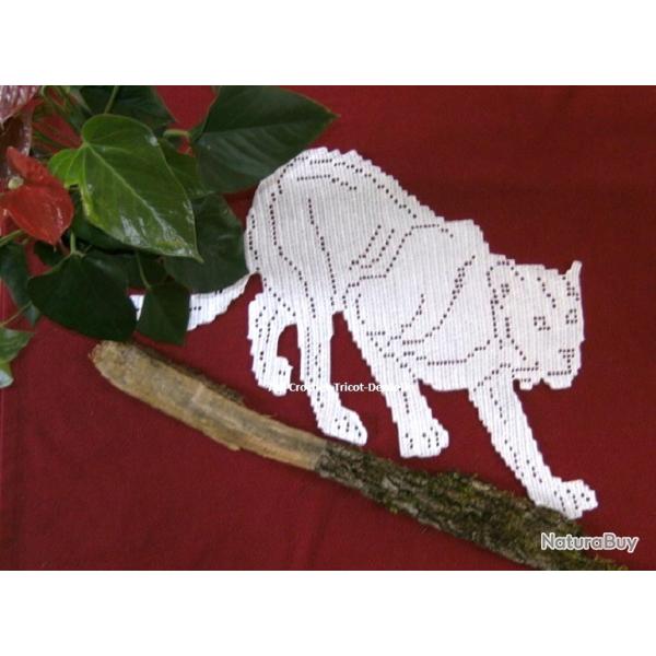 Art textile animalier : Panth�re dentelle de crochet fait main.