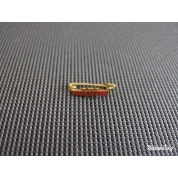 Insigne VII ancien dor� et �mail rouge