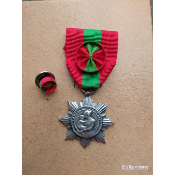 MEDAILLE DE LA FAMILLE FRANCAISE  LA PATRIE RECONNAISSANTE AVEC BOUTONNIERE PINS