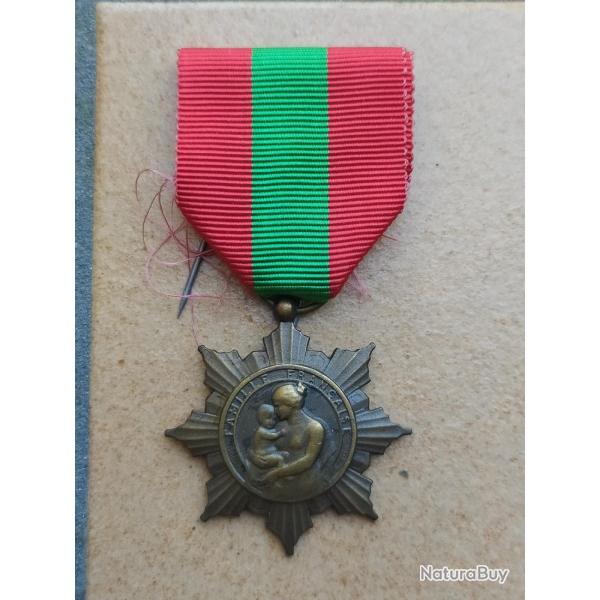 MEDAILLE DE LA FAMILLE FRANCAISE  LA PATRIE RECONNAISSANTE