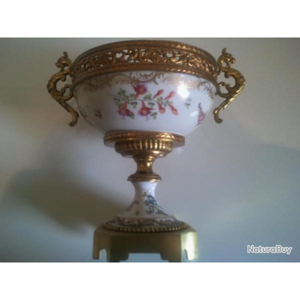 TRES BELLE COUPE EN PORCELAINE ET BRONZE