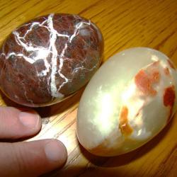 SUBLIME PAIRE D'OEUFS EN PIERRES POLIES = LOT DE 2  EN ONIX ET MARBRE MULTI- NUANCES POUR COLLECTION