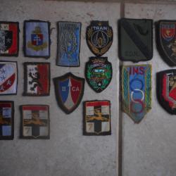 lot d'&eacute;cussons d'&eacute;paules , patchs de division et autre