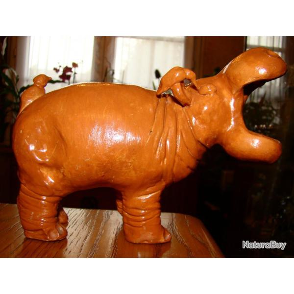 BEL HIPPOPOTAME EN TERRE CUITE VERNISSEE ARTISANAL , AVEC OISEAUX NETTOYANT SES INSECTES PARASITES