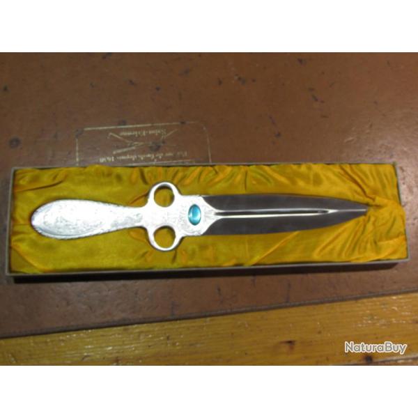 Dague en acier avec gravure et pierre  dans sa boite d'origine