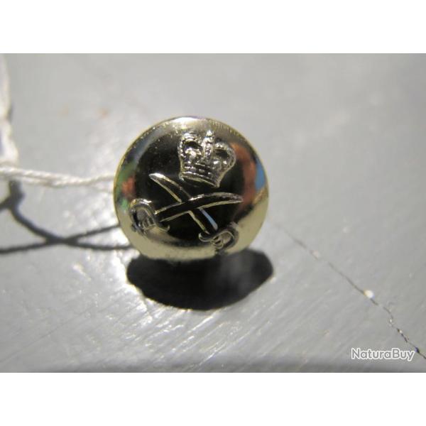 Bouton militaire 2 sabres entrecrois�s surmont�s couronne  GAUNT London Collector