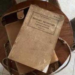 Magnifique pochette pour War Department Military Dictionary English French March 1943