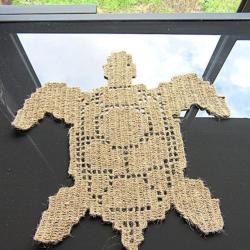 Tortue Marine en ficelle de jute . Napperon d&eacute;coration Textile marine.