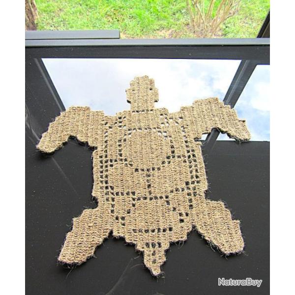 Tortue Marine en ficelle de jute . Napperon d�coration Textile marine.