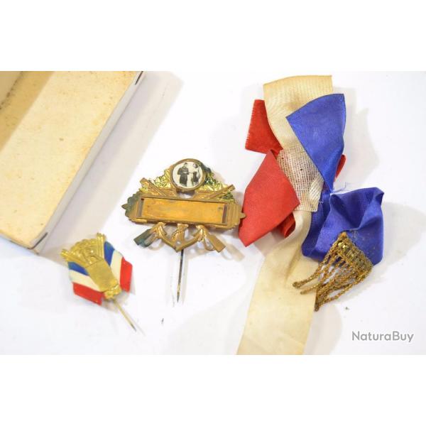 Broche du conveil de revision avec cocarde/ruban tricolore et broche bon pour les filles incompl�te