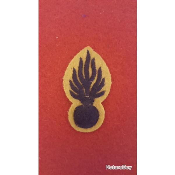 Patte de col grenade bleu sur jaune