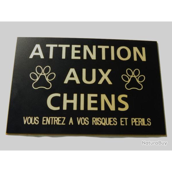 pancarte "ATTENTION AUX CHIENS VOUS ENTREZ A VOS RISQUES ET PERILS" ft 150 x 100 mm fond NOIR