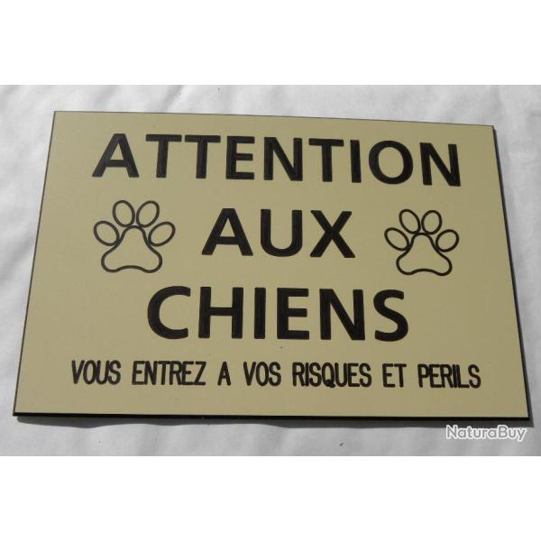 pancarte "ATTENTION AUX CHIENS VOUS ENTREZ A VOS RISQUES ET PERILS" ft 150 x 100 mm fond IVOIRE