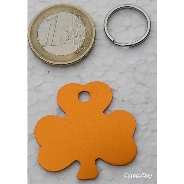MEDAILLE Grav�e chien orange "TREFLE" gravure, personnalisation offerte