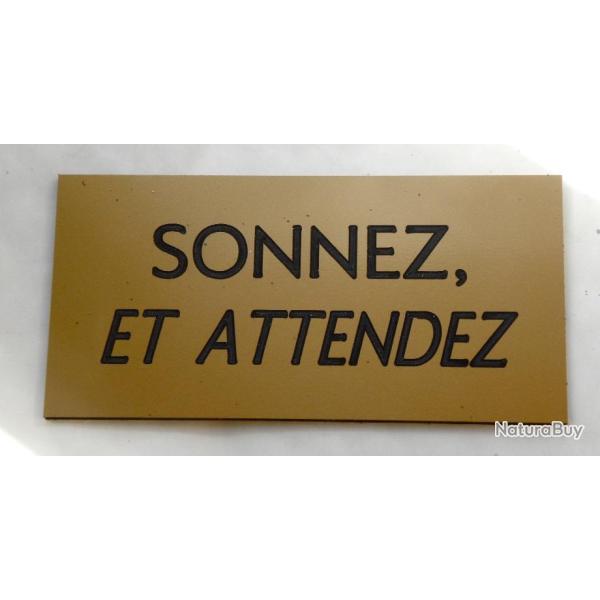 Plaque adh�sive "SONNEZ ET ATTENDEZ" format 48 x 100 mm fond OR