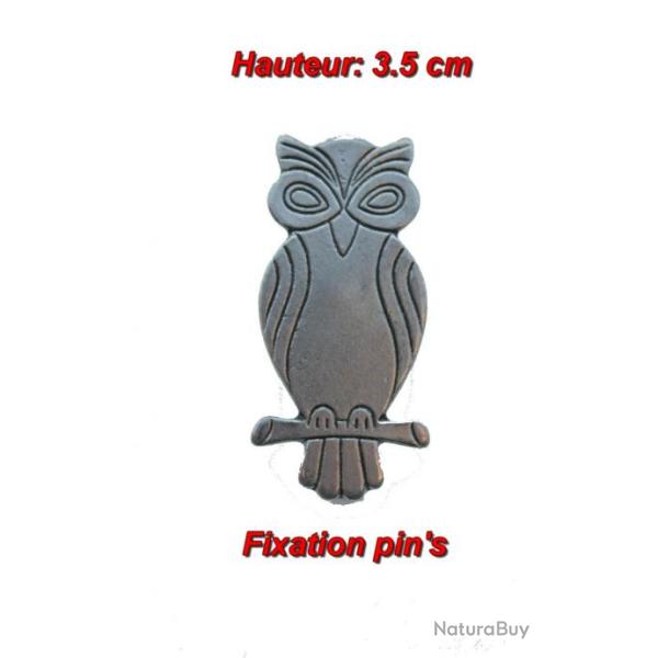 Insigne repr�sentant une chouette   ( Hauteur : 3.5 cm ) ( Ton argent�)