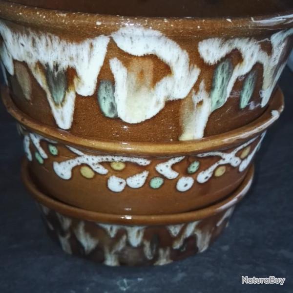 Lot de 3 terrines d�cor�es en gr� sans couvercle