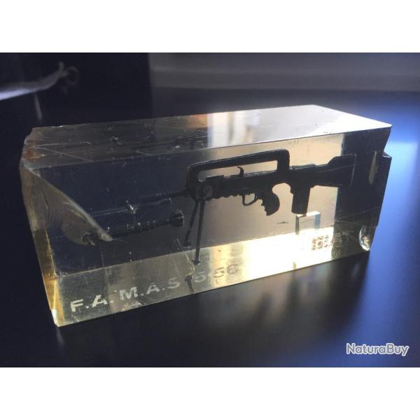 INTROUVABLE !!!!!!  PRESSE-PAPIERS FAMAS MISE  PRIX 1!!!