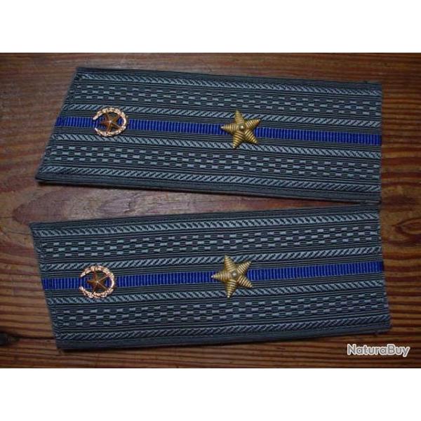 Rares �paulettes  sovi�tique de sous-lieutenant  du KGB