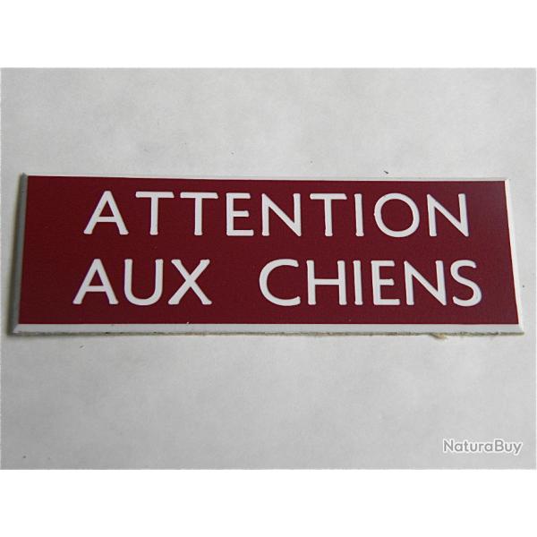 Plaque adh�sive "ATTENTION AUX CHIENS " format 25 x 75 mm fond bordeau