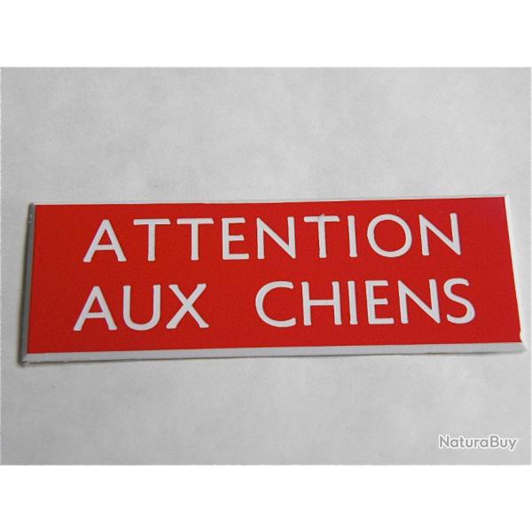 plaque adh�sive�sive "ATTENTION AUX CHIENS " format 50 x 150 mm fond ROUGE