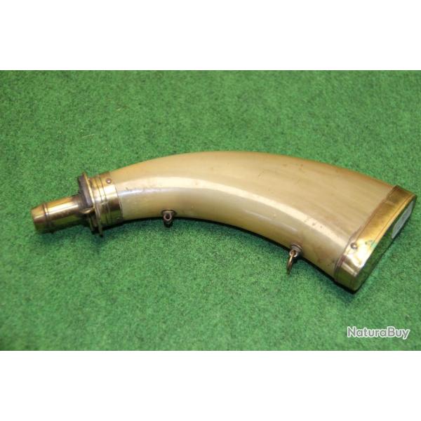 POIRE  A   POUDRE  EN  CORNE  PLATE 19 EME