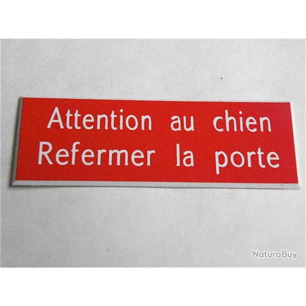 PANNEAU "Attention au chien Refermer la porte " dimensions 60 x 200 mm fond rouge