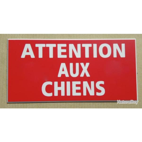 Plaque adh�sive "ATTENTION AUX CHIENS " dimensions 48 x 100 mm fond  ROUGE