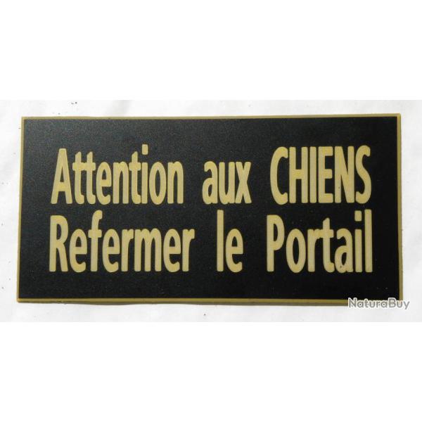 pancarte "Attention aux CHIENS Refermer le Portail" format 98 x 200 mm fond noir texte or
