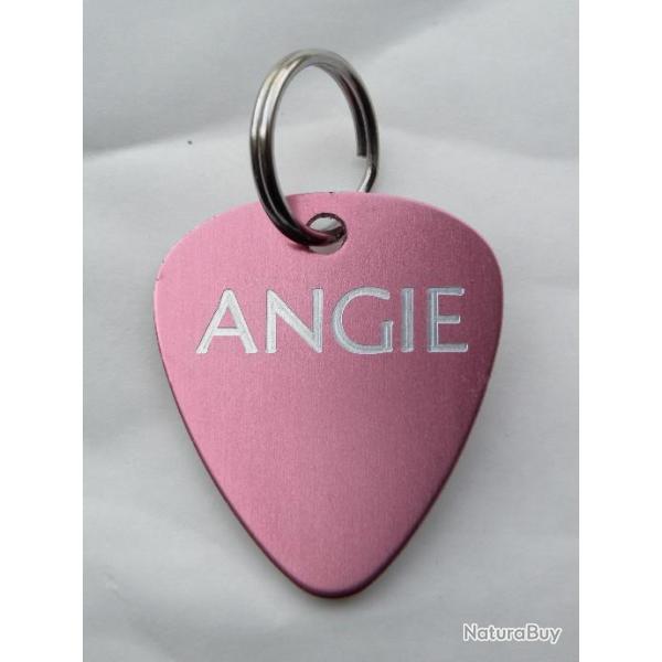 MEDAILLE GRAV�E CHIEN CHAT forme de mediator ROSE guitare GRAVURE offerte