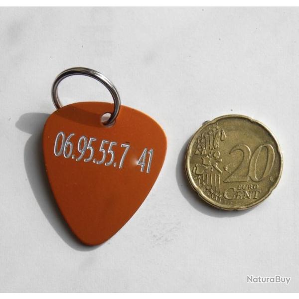 MEDAILLE GRAV�E CHIEN CHAT forme de mediator ORANGE guitare GRAVURE offerte