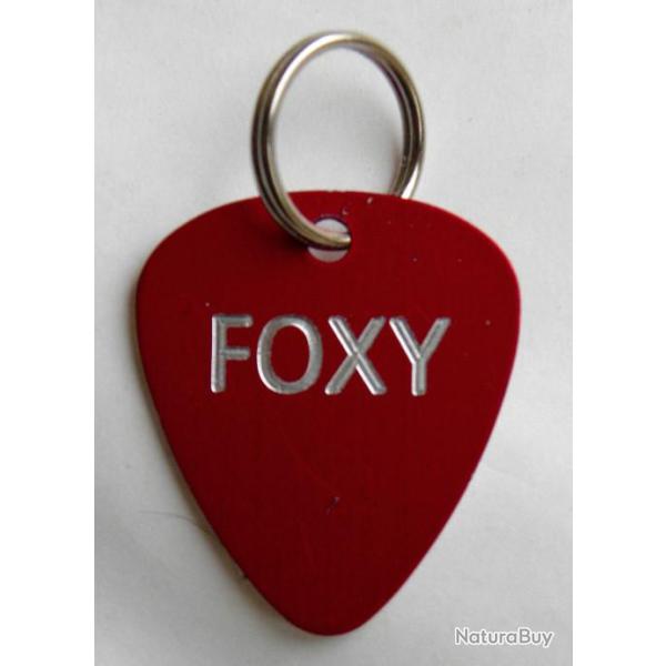 MEDAILLE GRAV�E CHIEN CHAT forme de mediator ROUGE guitare GRAVURE offerte