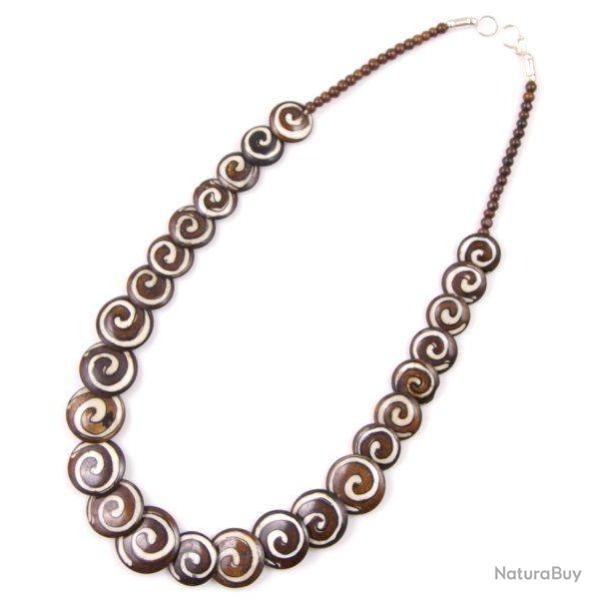 Collier boutons en os et motifs spirale