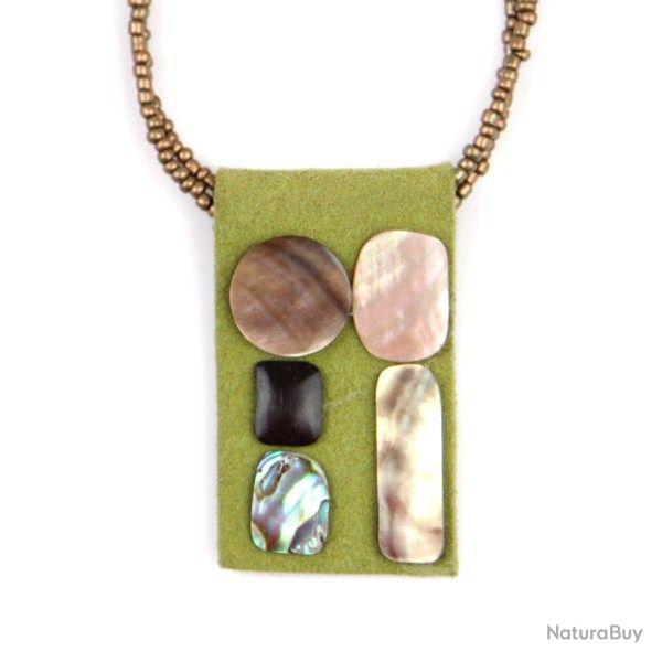 Collier avec m�daillon nacre sur feutrine
