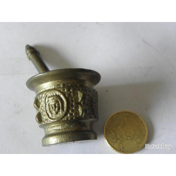 ancien petit mortier et pilon en laiton