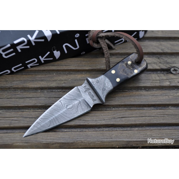 Couteau de chasse Damas fait  la main -   Peut se porter en tour de cou avec gaine (FBK)