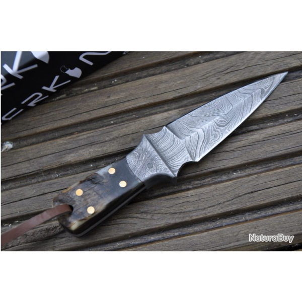 Couteau de chasse Damas fait  la main -   Peut se porter en tour de cou avec gaine