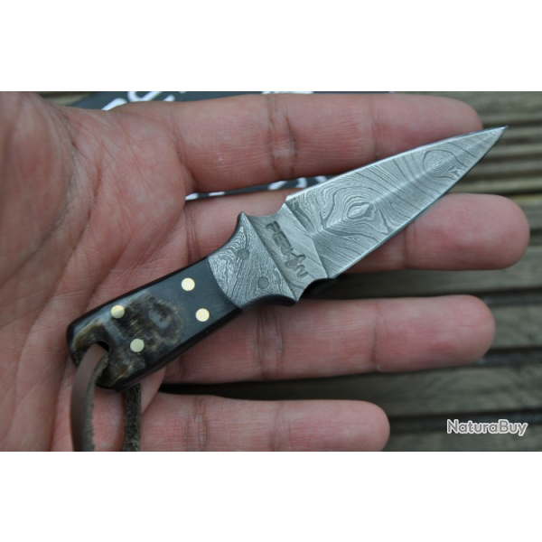 Couteau de chasse Damas fait � la main -   Peut se porter en tour de cou avec gaine (3)