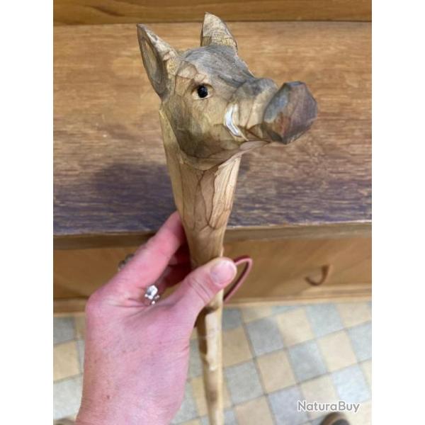 baton de marche sculpter sanglier